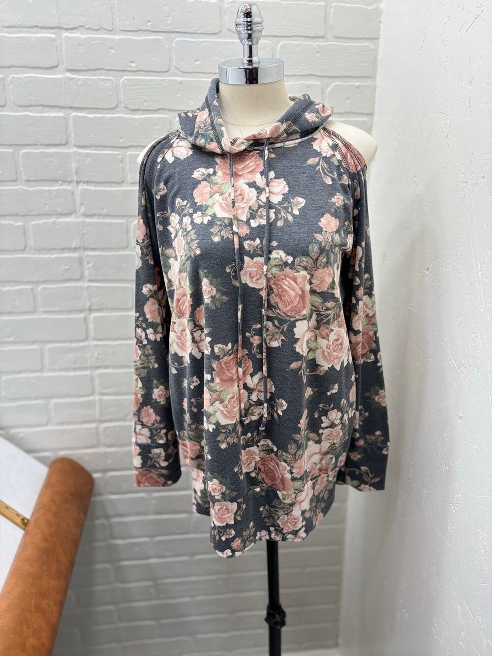 Rags & Couture Woman's M Floral Cold Shoulder Hoodie Sweatshirt Gray Rose C12